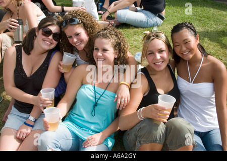 Les amis des femmes ayant l'amusement et de boire de la bière au grand jour Foire de rue. St Paul Minnesota USA Banque D'Images