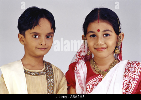 VDA77172 enfants habillés comme couple Bengali indien en costume traditionnel Milieu Shot MR# 502# 501 M. Garçon Banque D'Images