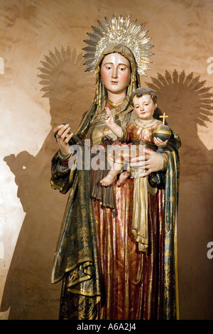 La Vierge avec l'Enfant Jésus, l'église San Vicente, Séville, Espagne Banque D'Images