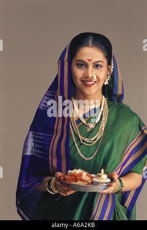 Mariée indienne traditionnelle dans Maharashtrian bridal dress holding thali puja - Modèle de presse #  123 Banque D'Images