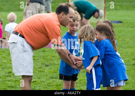 Entraîneur de l'équipe de football garçons et filles part agrafe pour esprit l'âge de 35 ans et 6. Champ Carondelet par Expo School St Paul Minnesota USA Banque D'Images