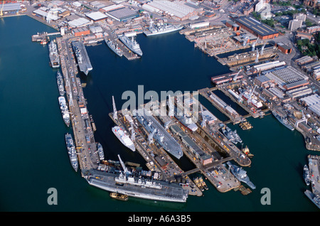 Vue aérienne de la base navale de Portsmouth Royaume-uni HMS Ark Royal Juillet 2002 Banque D'Images