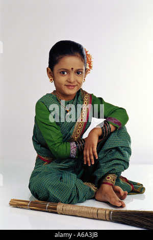 Jeune indienne enfant kid habillé en femme kamwali bai robe de cour neuf couleur vert foncé saree sari patta earring broom Banque D'Images