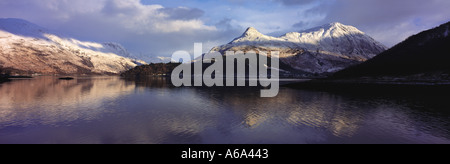 Le Loch Leven avec Mam na Gualainn Sgurr na Ciche gauche le Pap of Glencoe et Sgurr une Mhaim Glencoe Highlands écossais Banque D'Images