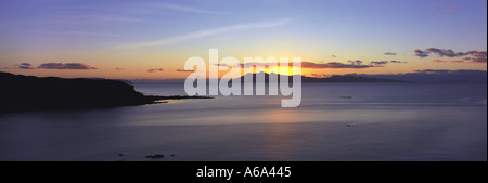 Coucher de soleil sur l'île de Rum de Tarskavaig Ile de Skye Highlands écossais Banque D'Images