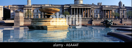 Tôt le matin à Trafalgar Square Londres avec la Galerie Nationale Banque D'Images