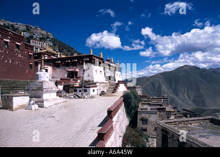 La Chine, Tibet, Lhasa, Gokpori Ridge, monastère de Ganden, grande salle de prière au complexe tentaculaire, premier monastère Gelugpa au Tibet Banque D'Images