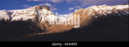 En début de soirée les ombres sur Muktinath Himal et le village de Chhinga Mustang Népal ouest Banque D'Images