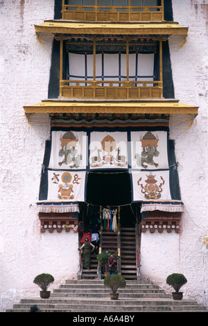 La Chine, Tibet, Lhassa, Potala Palace, palais blanc, escalier en bois triple à l'entrée du bâtiment principal Banque D'Images