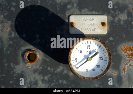 Détail du panneau de commande d'un wagon-citerne dans une gare; description complète ci-dessous. Banque D'Images