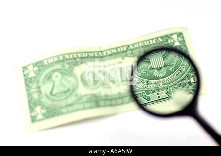 Voir à travers une loupe l'arrière d'une note de un dollar isolated on white Banque D'Images