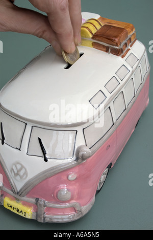 Écran partagé d'ornementation en céramique argent VW campervan fort avec hand inserting Euro coin Banque D'Images