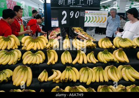 Fruits dans le premier Supercenter de Wal-Mart à Beijing, Chine. 18 Mai 2005 Banque D'Images