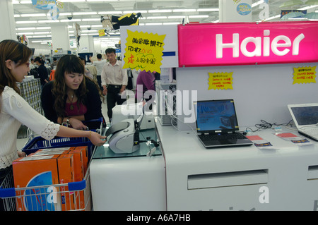 Les machines à laver Haier au premier Supercenter de Wal-Mart à Beijing, Chine. 18 Mai 2005 Banque D'Images