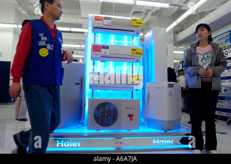 Famille Haier les appareils électroniques dans le premier Supercenter de Wal-Mart à Beijing, Chine. 18 Mai 2005 Banque D'Images