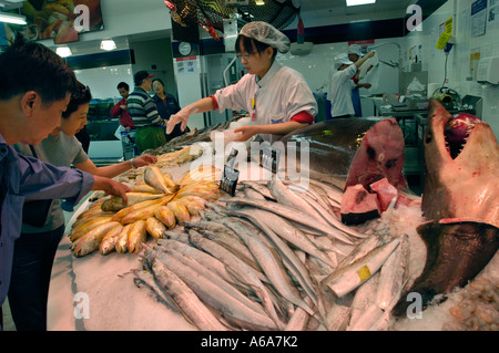 Des fruits de mer dans le premier Supercenter de Wal-Mart à Beijing, Chine. 18 Mai 2005 Banque D'Images