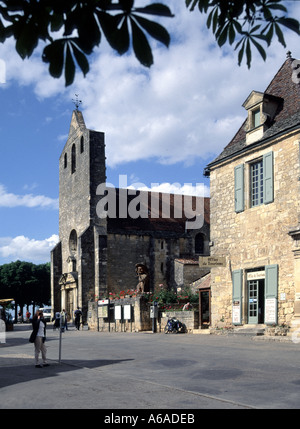 Domme statue de la place principale de Jacquou le croquant à côté de l'église avec Office de Tourisme Français Dordogne Nouvelle-Aquitaine Sud-Ouest de la France Banque D'Images