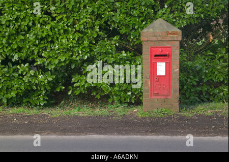 Un Géorgien Anglais mail box sur le côté d'une route de village Banque D'Images