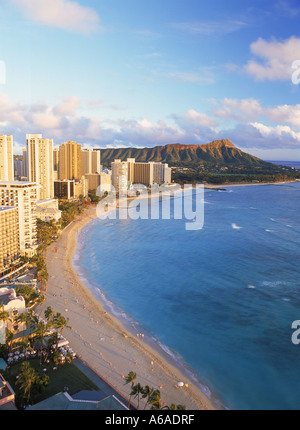 La plage de Waikiki et Diamond Head en face de la plage avec des hôtels au coucher du soleil à Honolulu sur l'Île Oahu Hawaii Banque D'Images