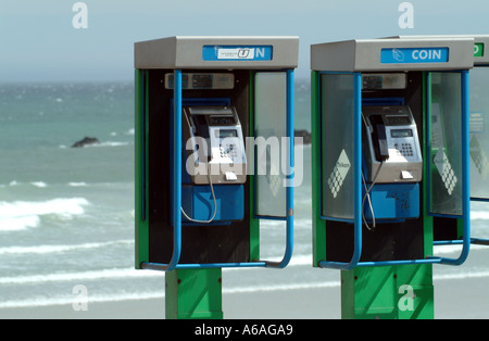 Boîtes de téléphone des appels outre-mer à partir de la plage de Western Cape Afrique du Sud RSA Banque D'Images