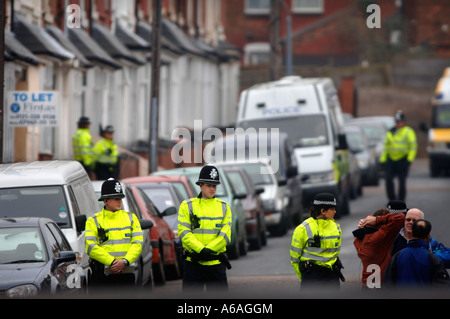 L'ÉTANCHÉITÉ DE LA POLICE UNE RUE DE BIRMINGHAM APRÈS UNE SÉRIE DE RAIDS LIÉES AU TERRORISME JAN 2007 Banque D'Images