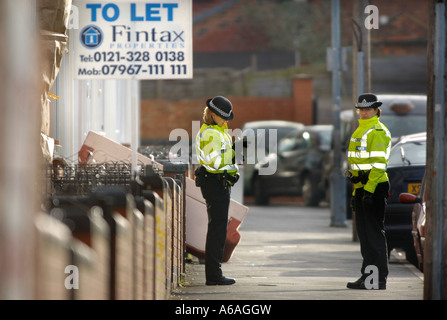 Deux WPC S À BIRMINGHAM APRÈS UNE SÉRIE DE RAIDS LIÉES AU TERRORISME JAN 2007 Banque D'Images