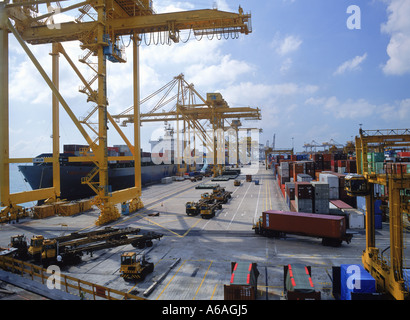 Les quais de chargement du fret et des navires dans le port de Singapour Banque D'Images