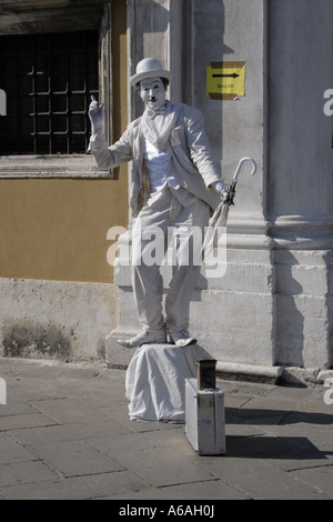 Artiste de rue déguisés en Charlie Chaplin au Carnaval de Venise, Site du patrimoine mondial de l'UNESCO, l'Italie, l'Europe. Photo par Willy Matheisl Banque D'Images