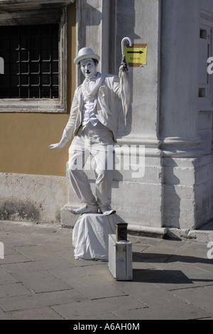 Artiste de rue déguisés en Charlie Chaplin au Carnaval de Venise, Italie, Europe. Photo par Willy Matheisl Banque D'Images