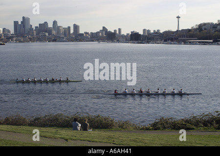 Les rameurs sur le lac Union vu de Gasworks Park de Seattle Washington Banque D'Images