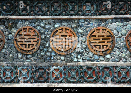 Près de tombeau de Tu Duc Hue Vietnam central oriental Orient Asie du Sud Est détail de mosaïque de céramique Stèle Banque D'Images