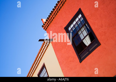 Bâtiments colorés, notamment l'hôtel San Roque dans la vieille ville de Garachico Tenerife Espagne Banque D'Images