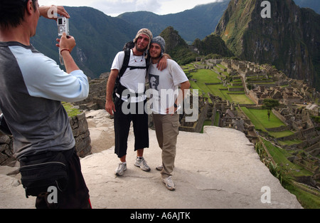 Les voyageurs et les touristes ayant leur photographie prise à l'Inca Archealogical site de Machu Picchu au Pérou, Amérique du Sud Banque D'Images