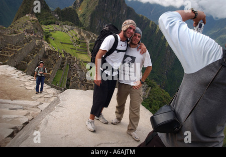 Les voyageurs et les touristes ayant leur photographie prise à l'Inca Archealogical site de Machu Picchu au Pérou, Amérique du Sud Banque D'Images
