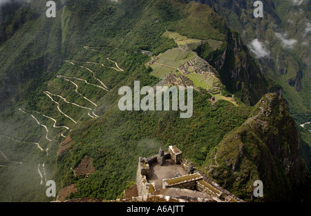 Regardant vers le bas sur le Machu Picchu de Wayna Picchu au Pérou en Amérique du Sud. Banque D'Images