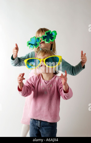 Deux filles messing sur avec lunettes blague sur des verres enfants s'amusant à travers des jeux Banque D'Images