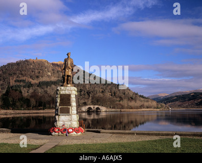 Mémorial de la PREMIÈRE GUERRE MONDIALE sur les rives du Loch Shira avec Aray bridge Inveraray Bute Argyll Scotland UK Banque D'Images