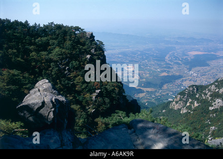 Chine, Jiangxi, Lu Shan, floral, chemin de crête avec une vue imprenable sur les falaises de l'ouest d'Jinxui Valley ci-dessous Banque D'Images