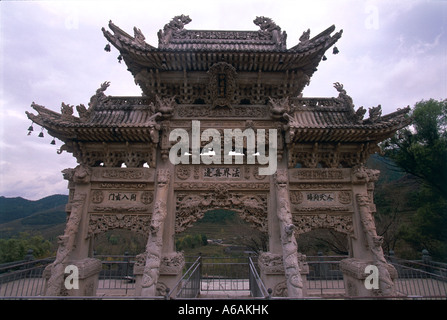 La Chine, Shanxi, Taihuai, Wutai Shan, Longquan Si (Temple), ressort Dragon sculptés en arcade en haut de 108 marches Banque D'Images