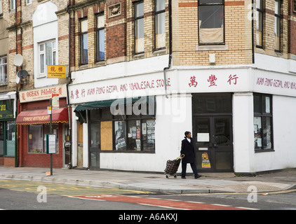 Restaurant chinois et le commerce de gros et de supérette dans quartier délabré de Cardiff Wales UK Banque D'Images