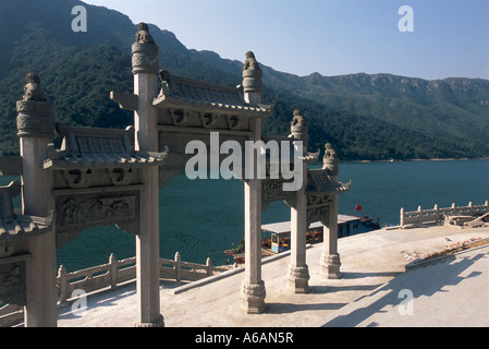 La Chine, Guangdong, Qingyuan, Feilai Gusi, temple orné le long des rives abruptes de la passerelle de la gorge sur le Bei Jiang Banque D'Images