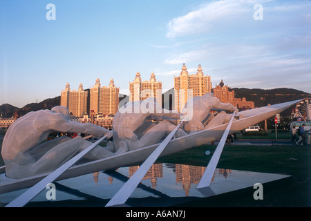 Chine, Liaoning, Dalian Xinghai Square, statue moderne, de l'équipe d'aviron dans midstroke dans square construit pour commémorer Banque D'Images
