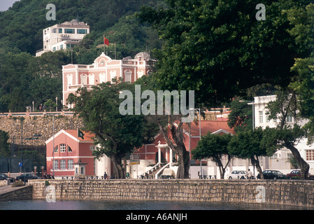 La Chine, Macao, l'Avenida da Republica Fortaleza de Sao Tiago da Barra, les bâtiments sur la colline escarpée surplombant waterfront Banque D'Images