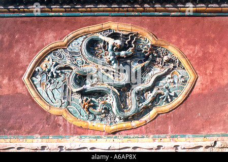 Chine, Liaoning, Shenyang, Beiling Gongyuan, Bei Ling, carrelage dragon impérial sur mur extérieur de l'écran tombe d'Abahai Banque D'Images