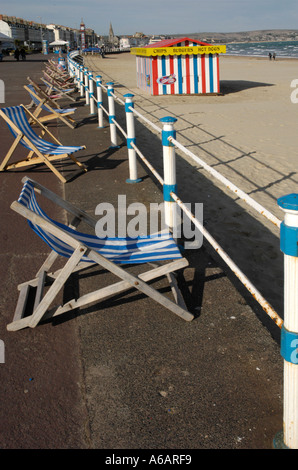 Transats inoccupés sur un front de mer de Weymouth hivers Banque D'Images