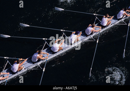 Huit hommes d'équipage racing sur Montlake Cut, Seattle, Washington USA Banque D'Images