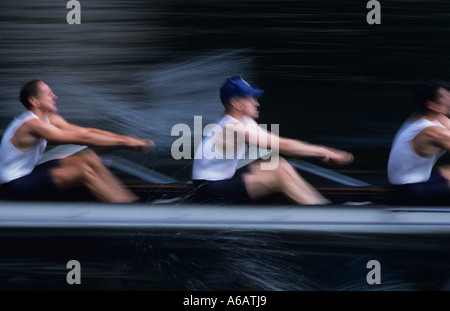 Huit hommes d'équipage racing sur Montlake Cut, Seattle, Washington USA Banque D'Images