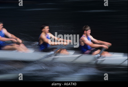 Huit hommes d'équipage racing sur Montlake Cut, Seattle, Washington USA Banque D'Images