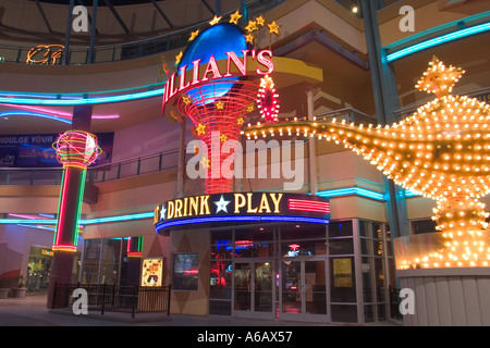 Lampe aladdins gillians et entrée du casino Fremont street las vegas NEVADA USA 2005 Banque D'Images