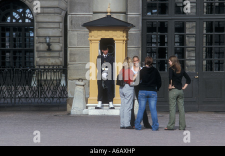 Groupe de touristes en face de garde, Palais Royal, Stockholm, Suède Banque D'Images